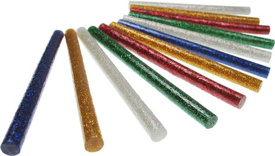 Zwölf Meyco Glitzer-Heißklebesticks in Blau, Gold, Silber, Grün und Rot, fächerförmig angeordnet