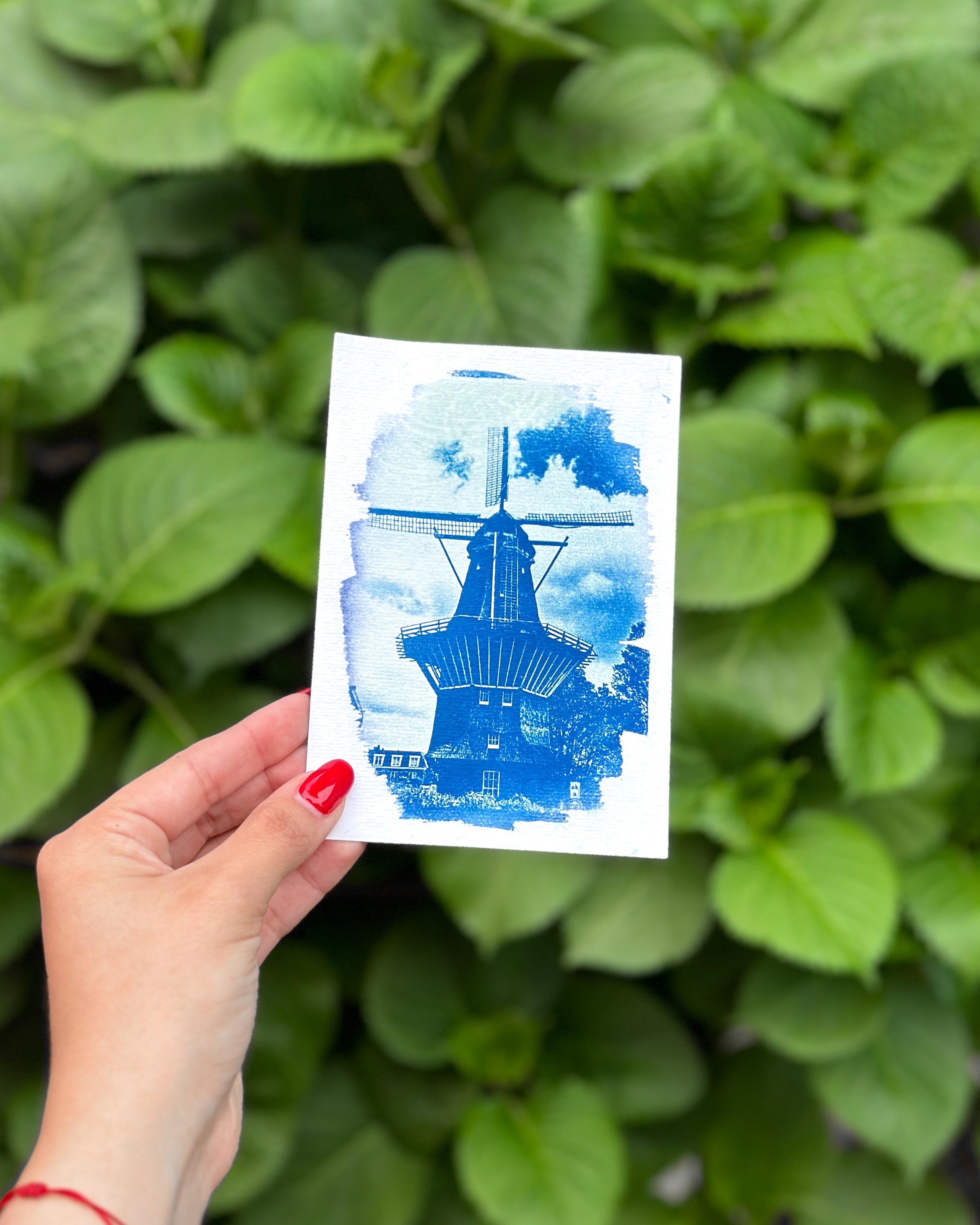 Blauwe cyanotype afdruk van een molen op A5-papier, typische Nederlandse cyanotype kunst