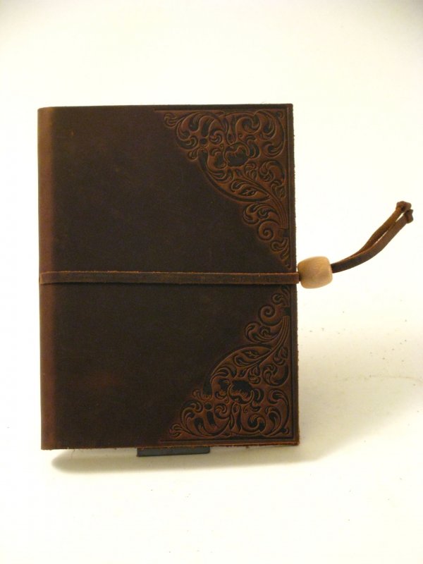 Calve's Leather Sketchbook - 16,5 x 12 cm - Gebosseleerde Hoeken - langer Schnürverschluss